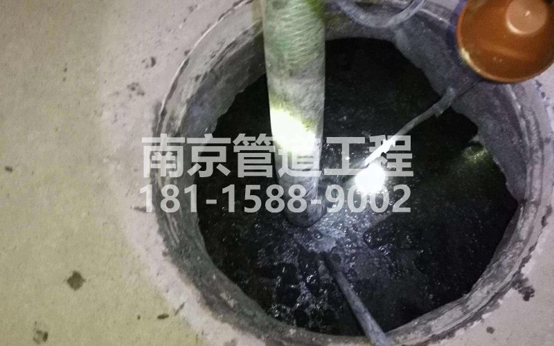 216锁金村清理化粪池