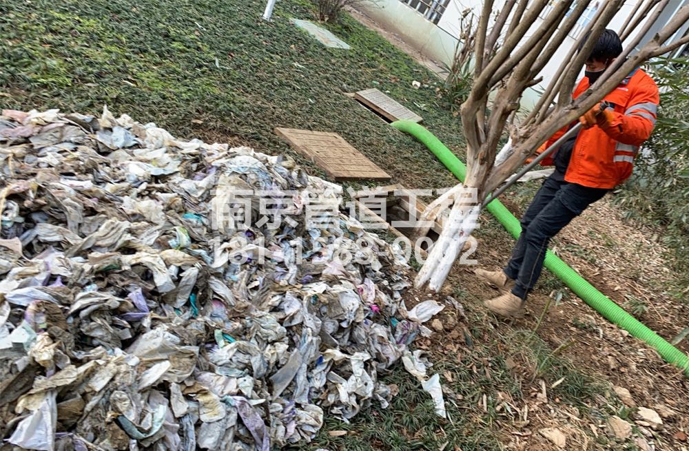 315锁金村化粪池垃圾清理